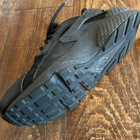 Nike Air Huarache Women’s All Black Sneakers Size 8 - Picture 3 of 6